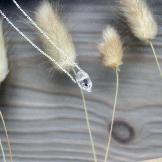 Zbylo ještě pár křišťálkových náhrdelníků 🤍 Najdete je na eshopu 🛒 #crystalnecklace #healingcrystals #sterlingsilver...