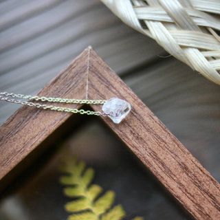 Jeden surový krystal jako přívěsek fixně na stříbrném řetízku 🩶 Náhrdelník dostupný na eshopu, ihned k odeslání 🤗...